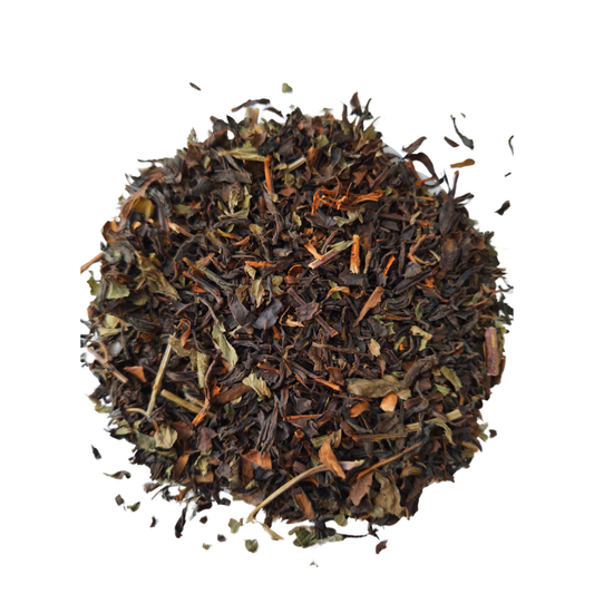 Thé noir bio des Açores à la menthe poivrée – sachet 90g, infusion cuivrée et rafraîchissante, sans sucre, sans arôme ajouté.
